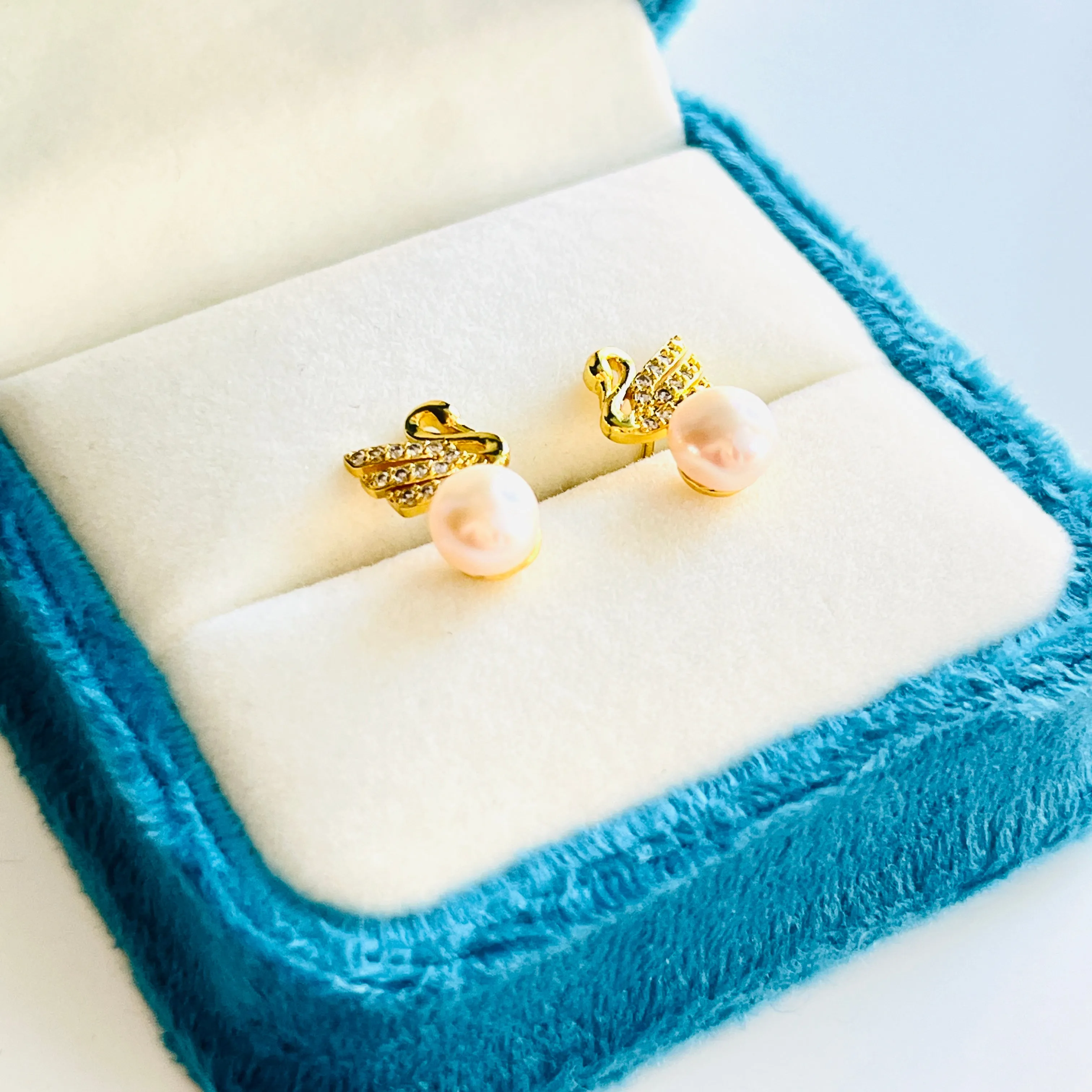 Swan Pearl Stud Earrings